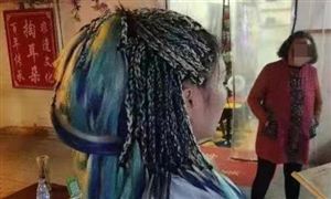 女孩編完臟辮后報(bào)警稱5300元太貴 美容美發(fā)行業(yè)市場規(guī)模如何?有前途嗎?