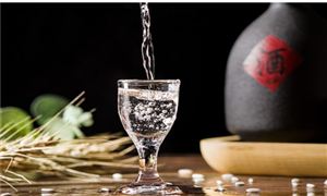 貴州?。航衲炅幱?家企業(yè)上市 建設醬香白酒品牌“茅臺”艦隊 醬香型白酒市場規(guī)模和消費趨勢分析