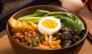 柳州螺螄粉協(xié)會回應(yīng)“腳踩酸豆角” 螺螄粉市場現(xiàn)狀分析