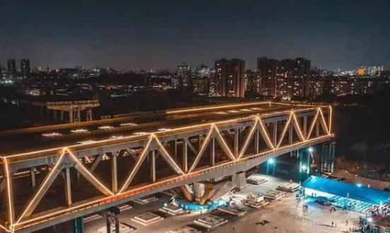 我國首座轉(zhuǎn)體雙層公路橋成功跨越運營鐵路 橋梁工程建設高質(zhì)量發(fā)展