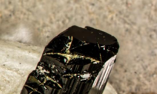 電氣石行業(yè)調(diào)研分析 電氣石粉納米化將成為電氣石應(yīng)用主要的發(fā)展趨勢