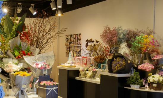 中國(guó)花店行業(yè)的市場(chǎng)規(guī)模在近年來(lái)不斷擴(kuò)大?  花店轉(zhuǎn)型線上是必然趨勢(shì)