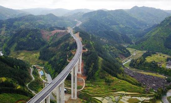 2024公路建設(shè)行業(yè)深度研究與未來(lái)趨勢(shì)：推動(dòng)行業(yè)向低碳、環(huán)保方向轉(zhuǎn)型